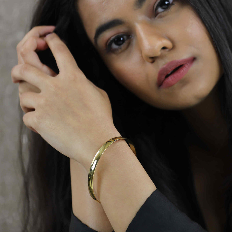 Model Wearing Simple Sleek Timeless Plain Solid Gold Bangle By Jewelry Lane