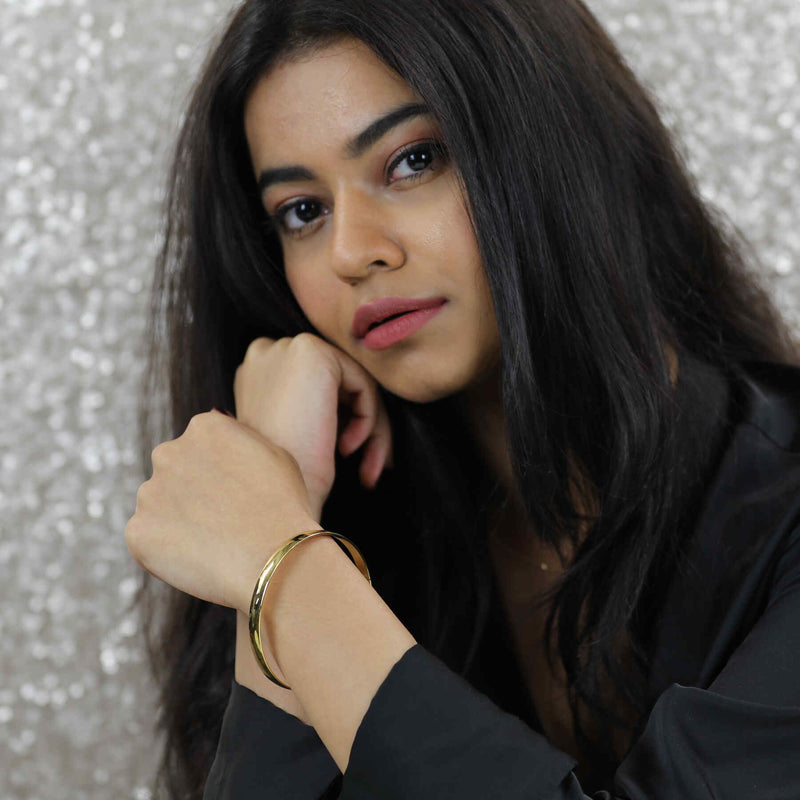 Model Wearing Simple Sleek Timeless Plain Solid Gold Bangle By Jewelry Lane